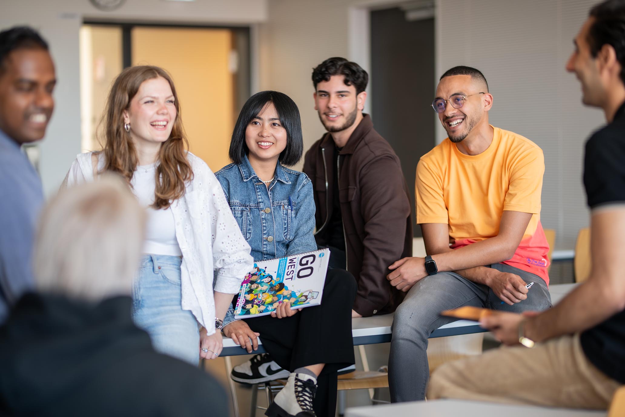 mehrere Studierende kommunizieren