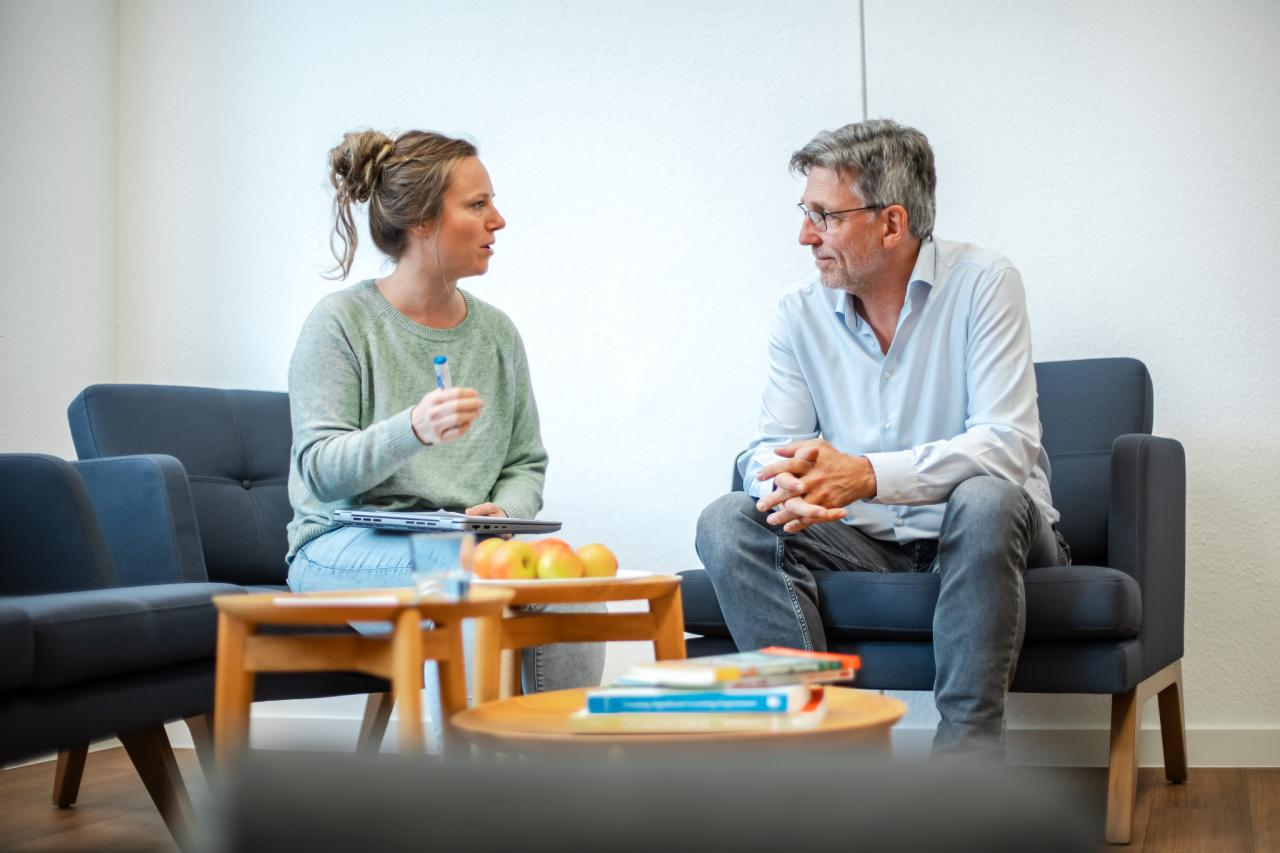 Das Foto zeigt eine Beratungssituation zwischen einem Lehrenden und einer Mitarbeiterin der Hochschuldidaktik.