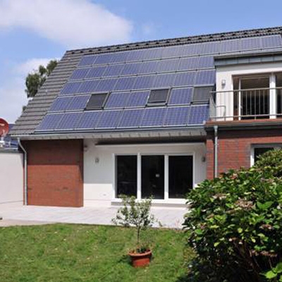 Ein Haus mit Solarpanelen auf dem Dach.
